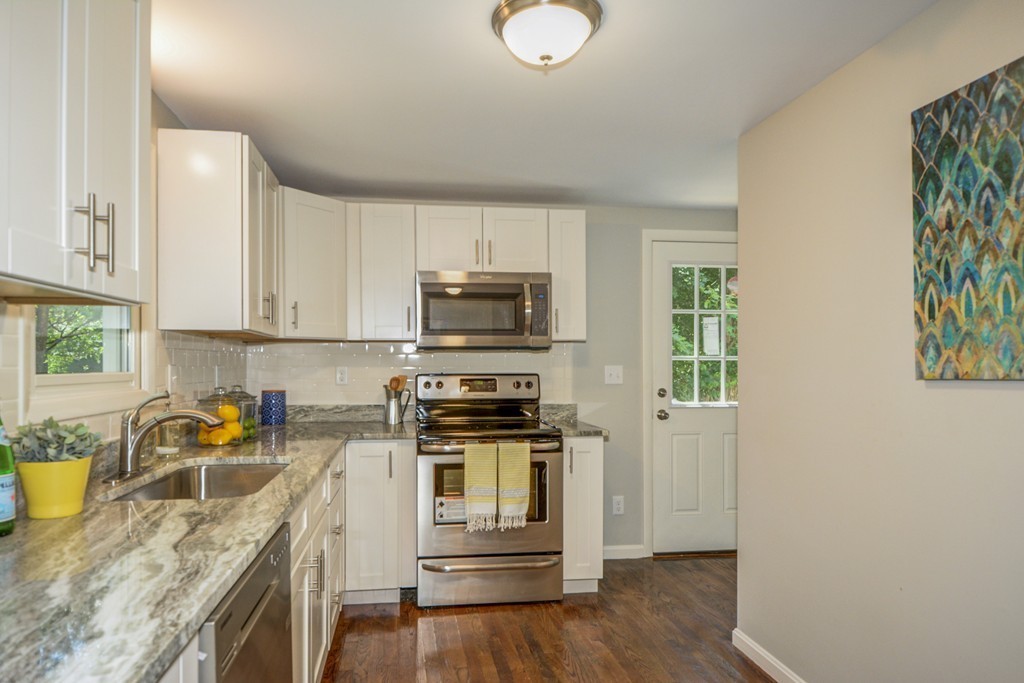 23 Manhattan Road Worcester, MA 01602 - Photo 3 of 24