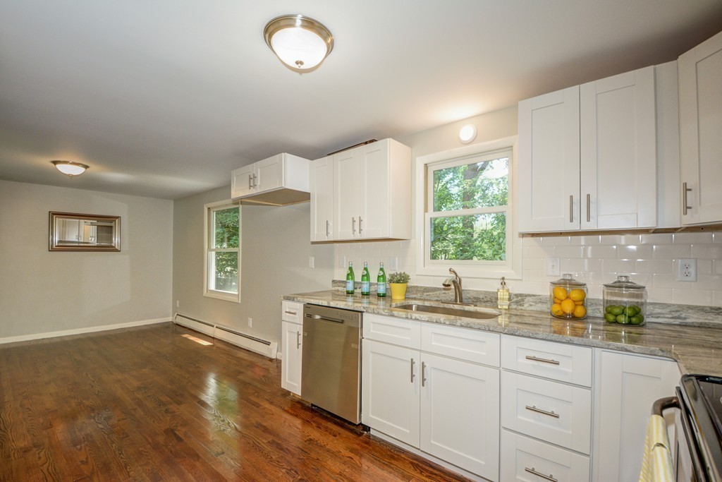 23 Manhattan Road Worcester, MA 01602 - Photo 4 of 24