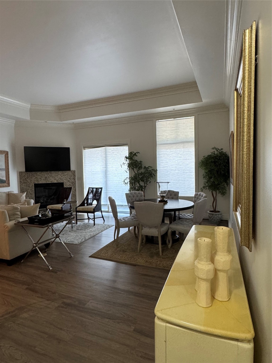 3388 Sage Road, Unit 101 Houston, TX 77056 - Photo 20 of 32 a living room with furniture and a flat screen tv