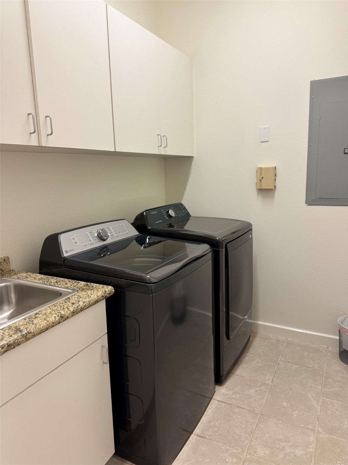 3388 Sage Road, Unit 101 Houston, TX 77056 - Photo 32 of 32 a utility room with dryer and washer
