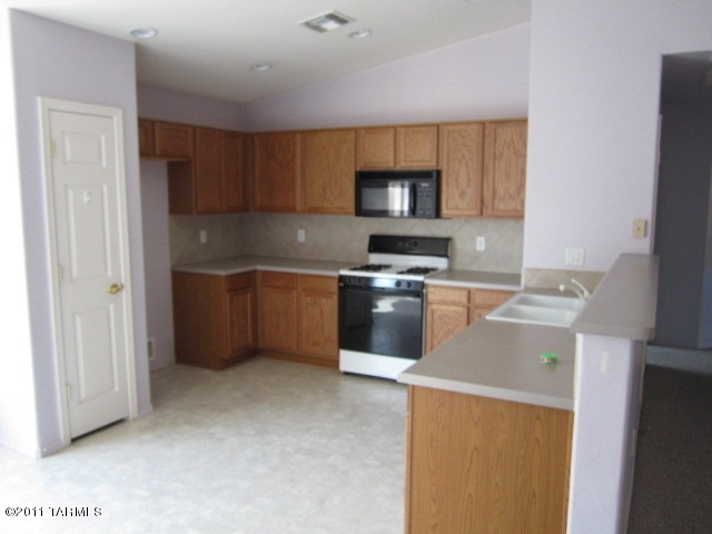 8429 East Sarnoff Ridge Loop Tucson, AZ 85710 - Photo 6 of 18
