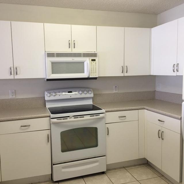 1060 Imperial Lake Road, Unit 360 West Palm Beach, FL 33413 - Photo 6 of 33 Imperial Kitchen