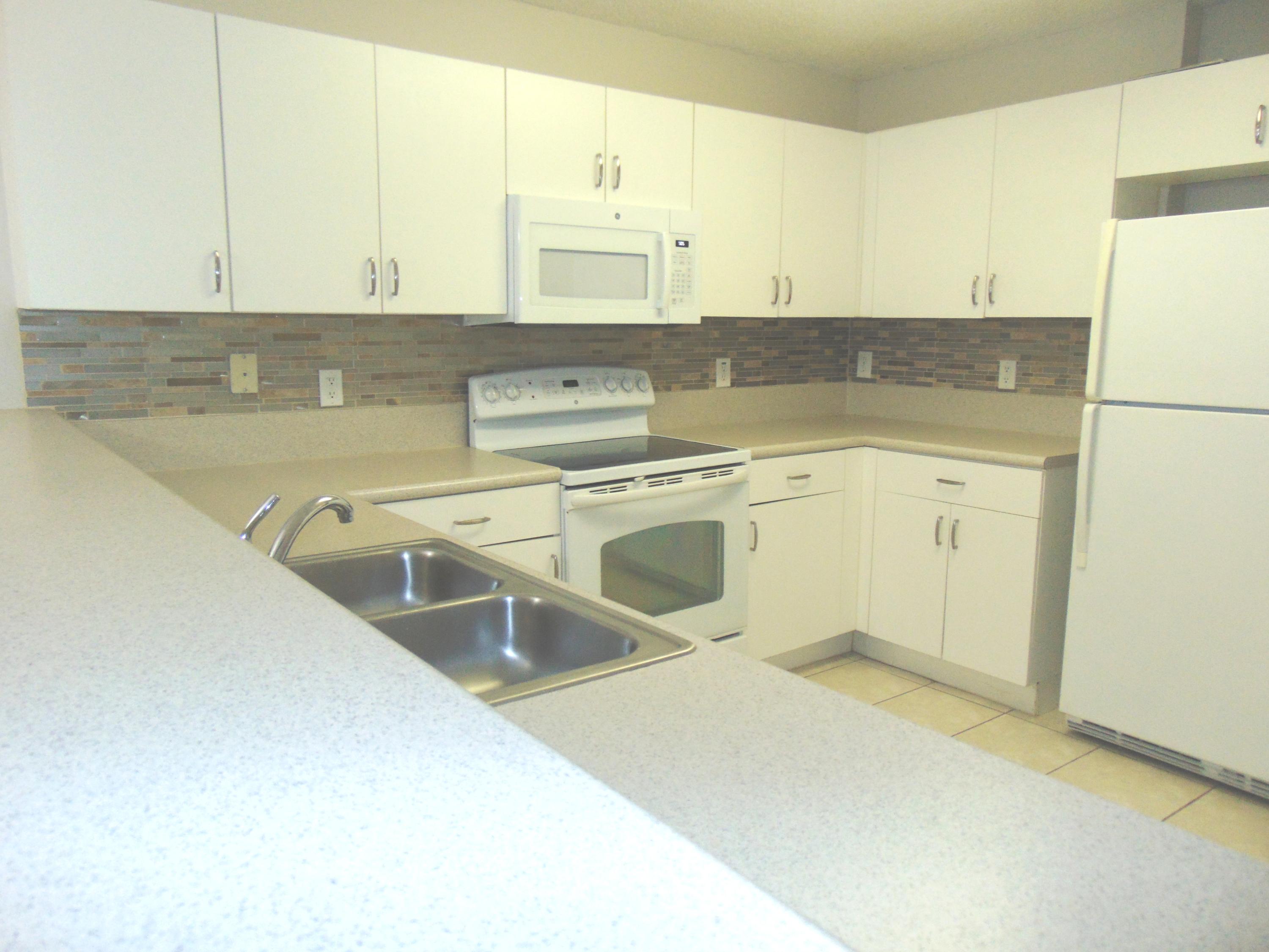 1060 Imperial Lake Road, Unit 360 West Palm Beach, FL 33413 - Photo 7 of 33 Imperialkitchen3