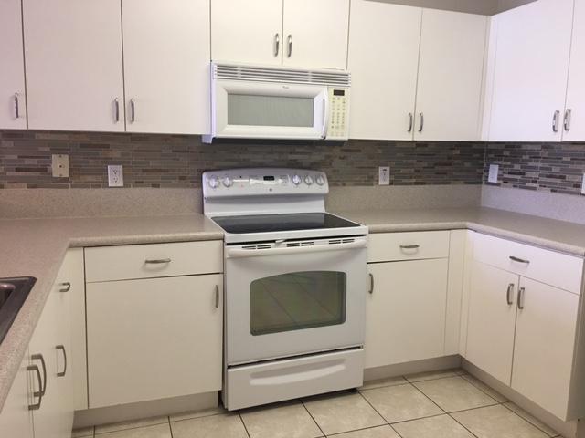 1060 Imperial Lake Road, Unit 360 West Palm Beach, FL 33413 - Photo 10 of 33 IMPERIAL KITCHEN 3