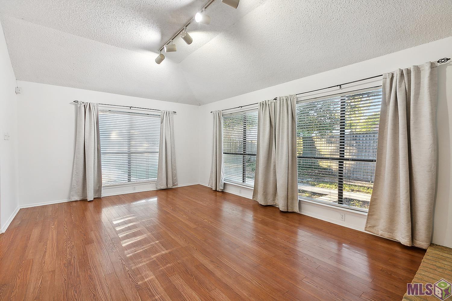 2411 Inverrary Drive Baton Rouge, LA 70816 - Photo 2 of 17 Living Area