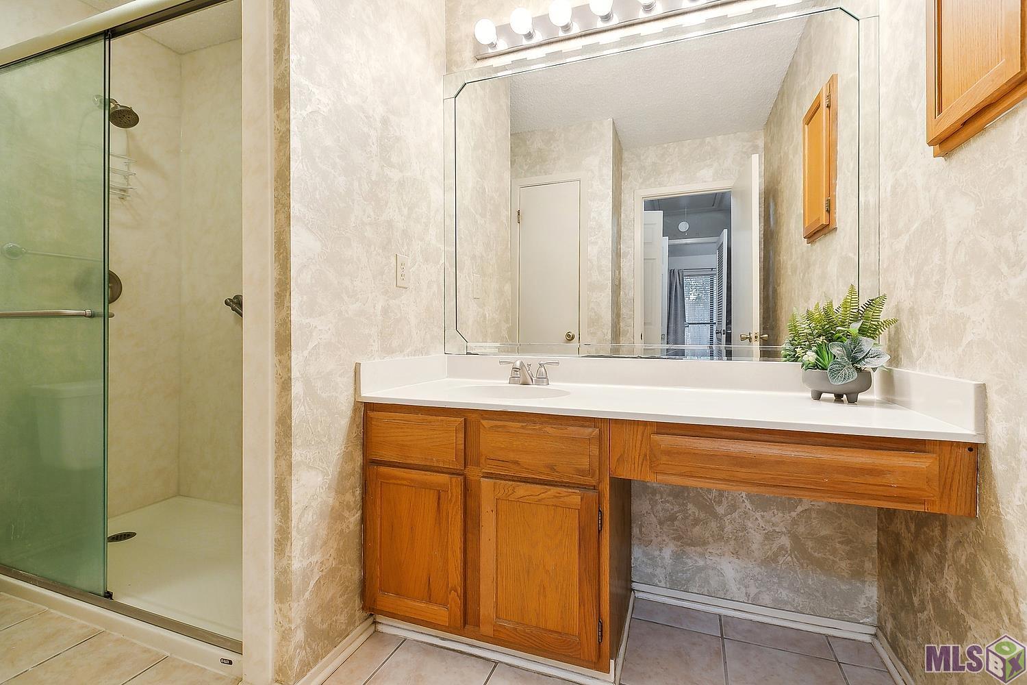 2411 Inverrary Drive Baton Rouge, LA 70816 - Photo 10 of 17 Bath