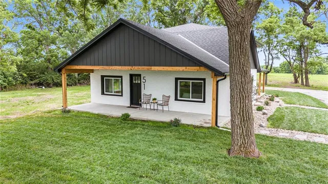 $569,000 | 51 Southeast 208 Street, Holt, MO 64048