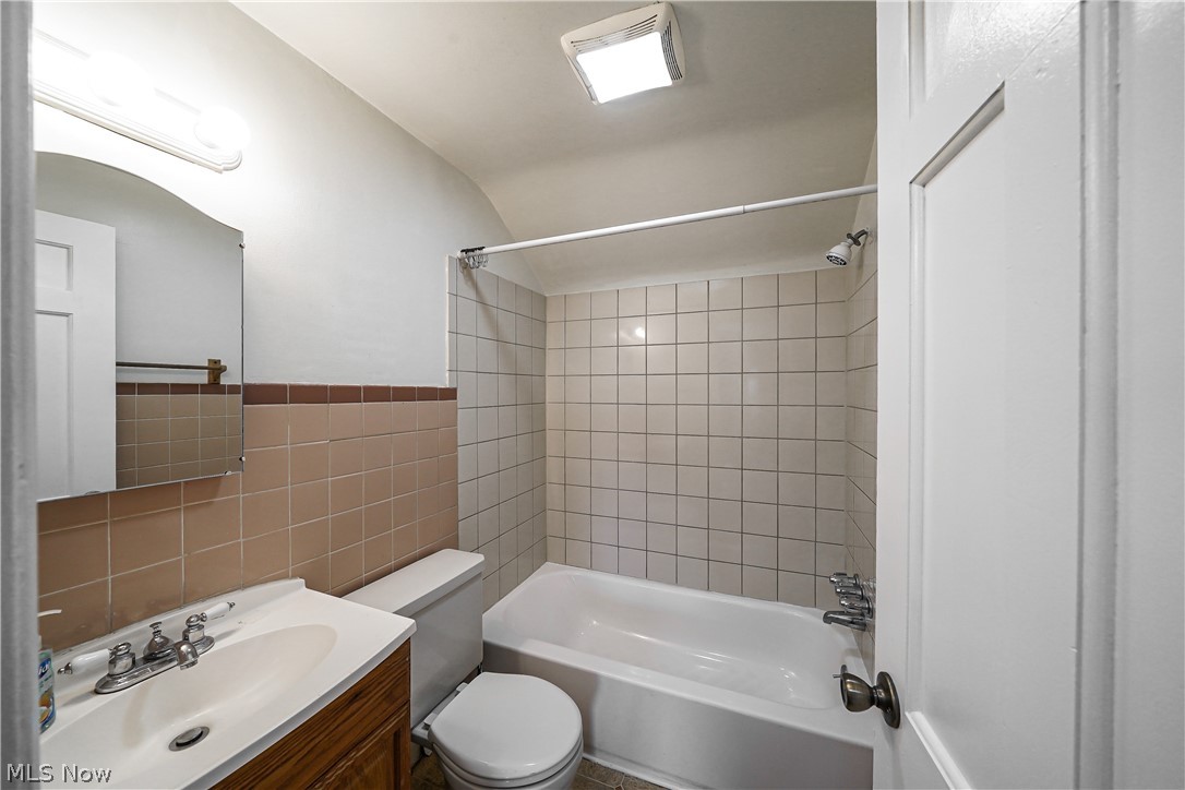 8604-8606 Biddulph Road Brooklyn, OH 44144 - Photo 6 of 29 2nd Floor Bathroom