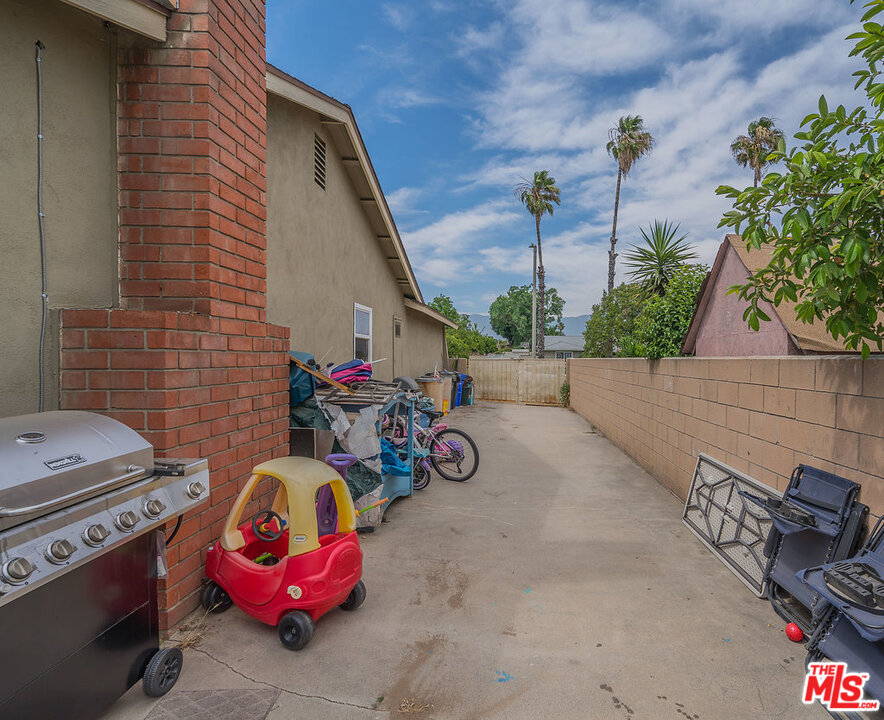 983 East Margarita Road Rialto, CA 92376 - Photo 21 of 23 a backyard of a house with outdoor seating
