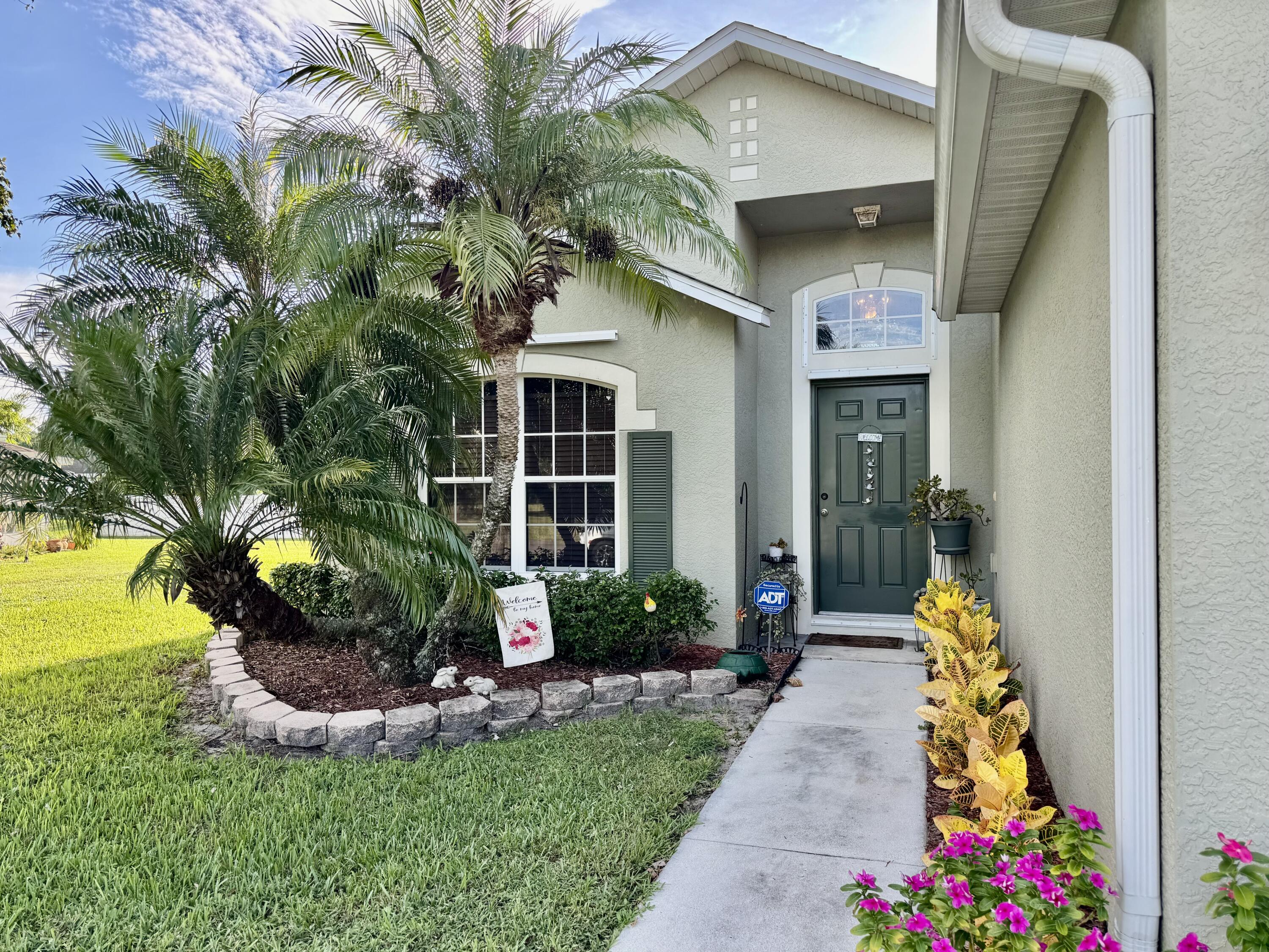 527 Southeast 38th Avenue Okeechobee, FL 34974 - Photo 2 of 30 a house view with a garden space