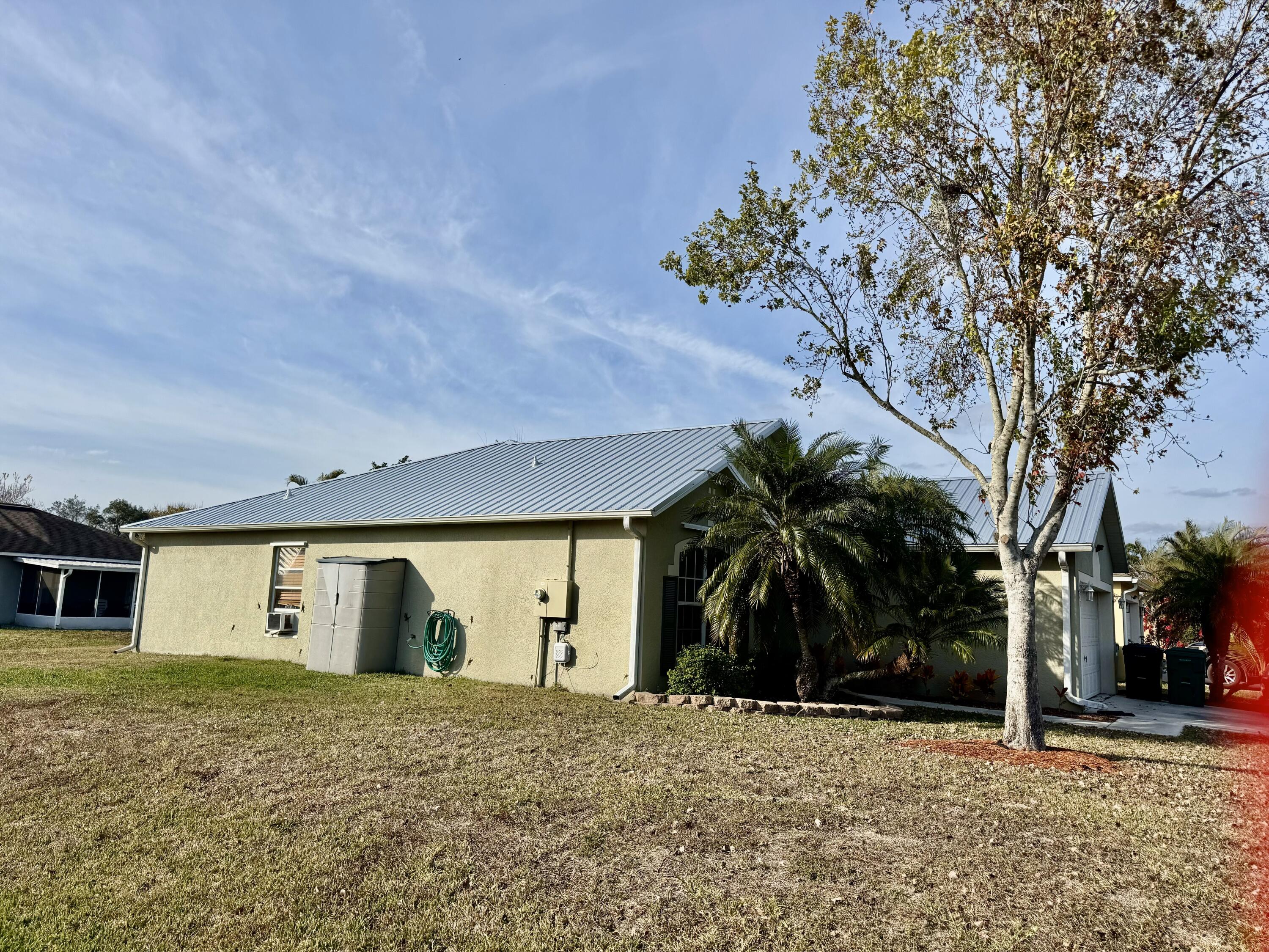 527 Southeast 38th Avenue Okeechobee, FL 34974 - Photo 28 of 30 a front view of a house with a yard and garage
