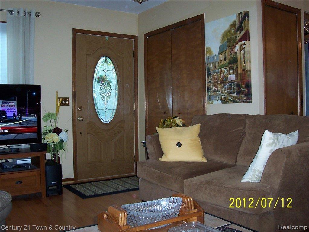 2800 Hessel Avenue Rochester, MI 48307 - Photo 6 of 17 FRONT ENTRANCE .JPG