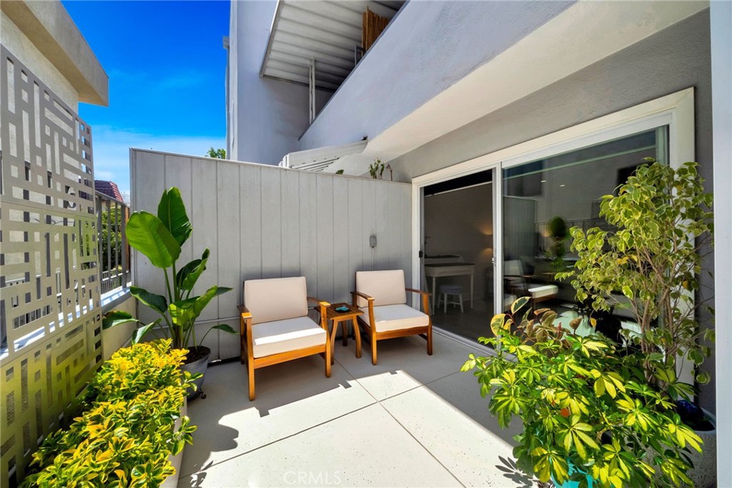 7259 Hillside Avenue, Unit 102 Los Angeles, CA 90046 - Photo 20 of 37 a living room with furniture