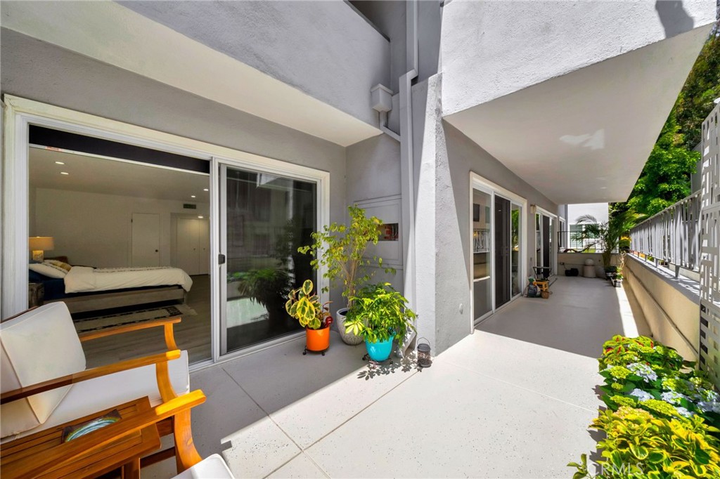 7259 Hillside Avenue, Unit 102 Los Angeles, CA 90046 - Photo 21 of 37 a lobby with furniture and garden