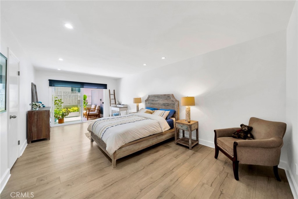 7259 Hillside Avenue, Unit 102 Los Angeles, CA 90046 - Photo 22 of 37 a spacious bedroom with a bed and a couch