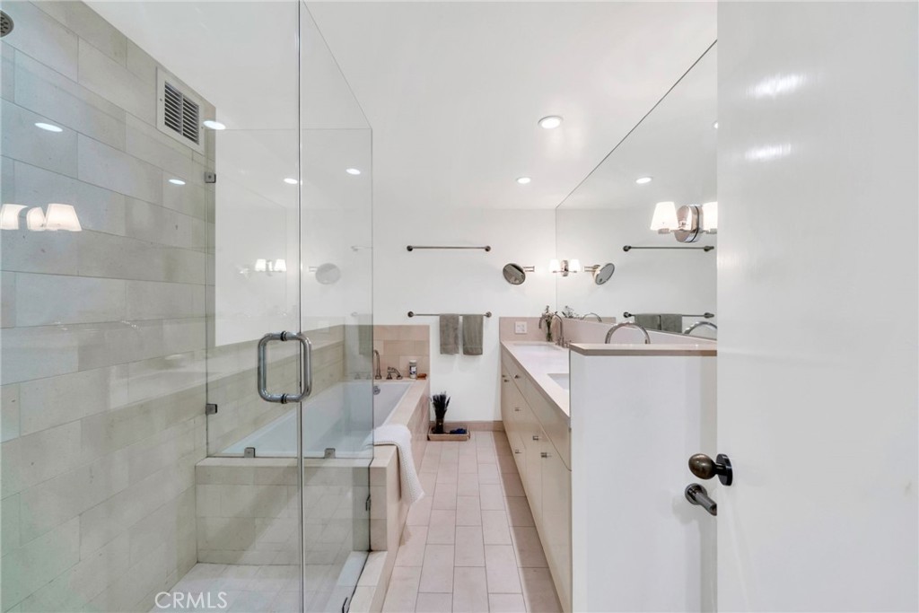 7259 Hillside Avenue, Unit 102 Los Angeles, CA 90046 - Photo 26 of 37 a very nice looking room with a chair