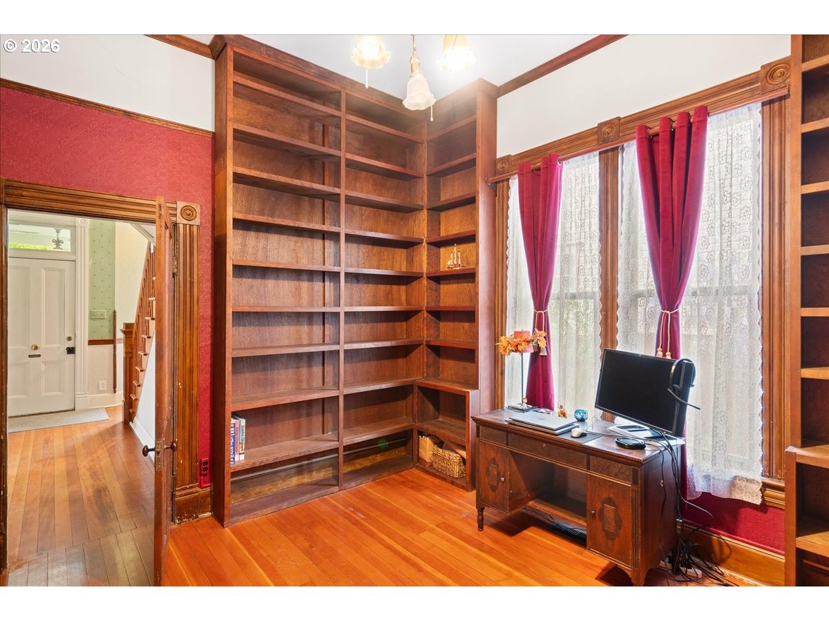 728 6th Avenue Southwest Albany, OR 97321 - Photo 24 of 47 a room with furniture and a book shelf