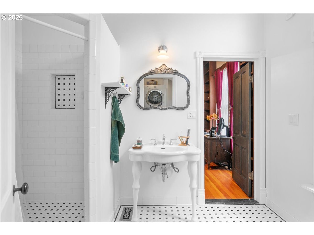 728 6th Avenue Southwest Albany, OR 97321 - Photo 25 of 47 a bathroom with a sink and a mirror