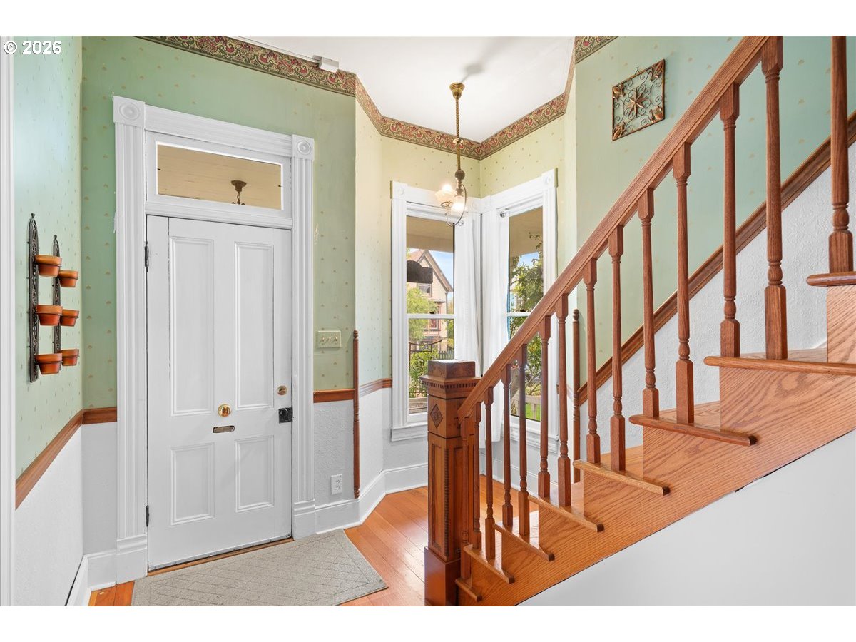 728 6th Avenue Southwest Albany, OR 97321 - Photo 27 of 47 a view of an entryway with wooden floor