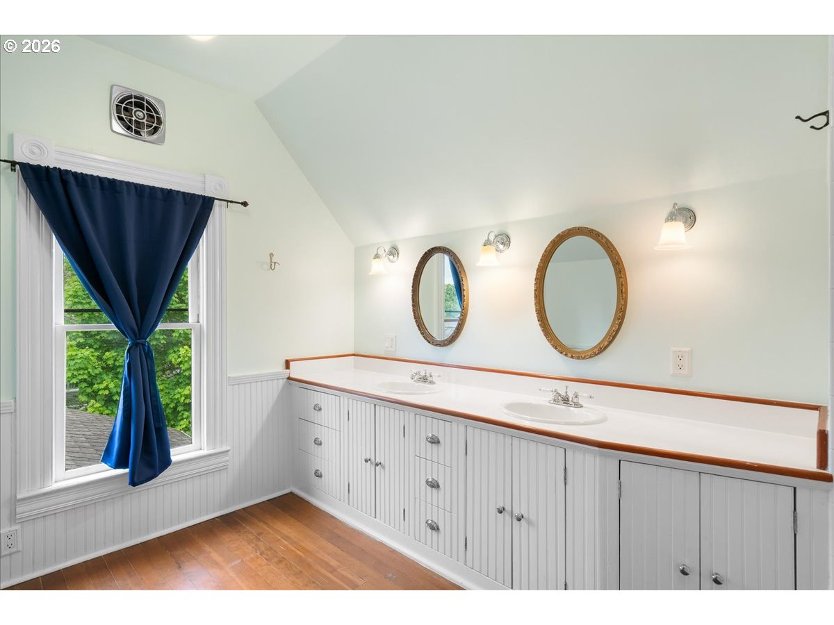 728 6th Avenue Southwest Albany, OR 97321 - Photo 32 of 47 a bathroom with a sink mirror and a window