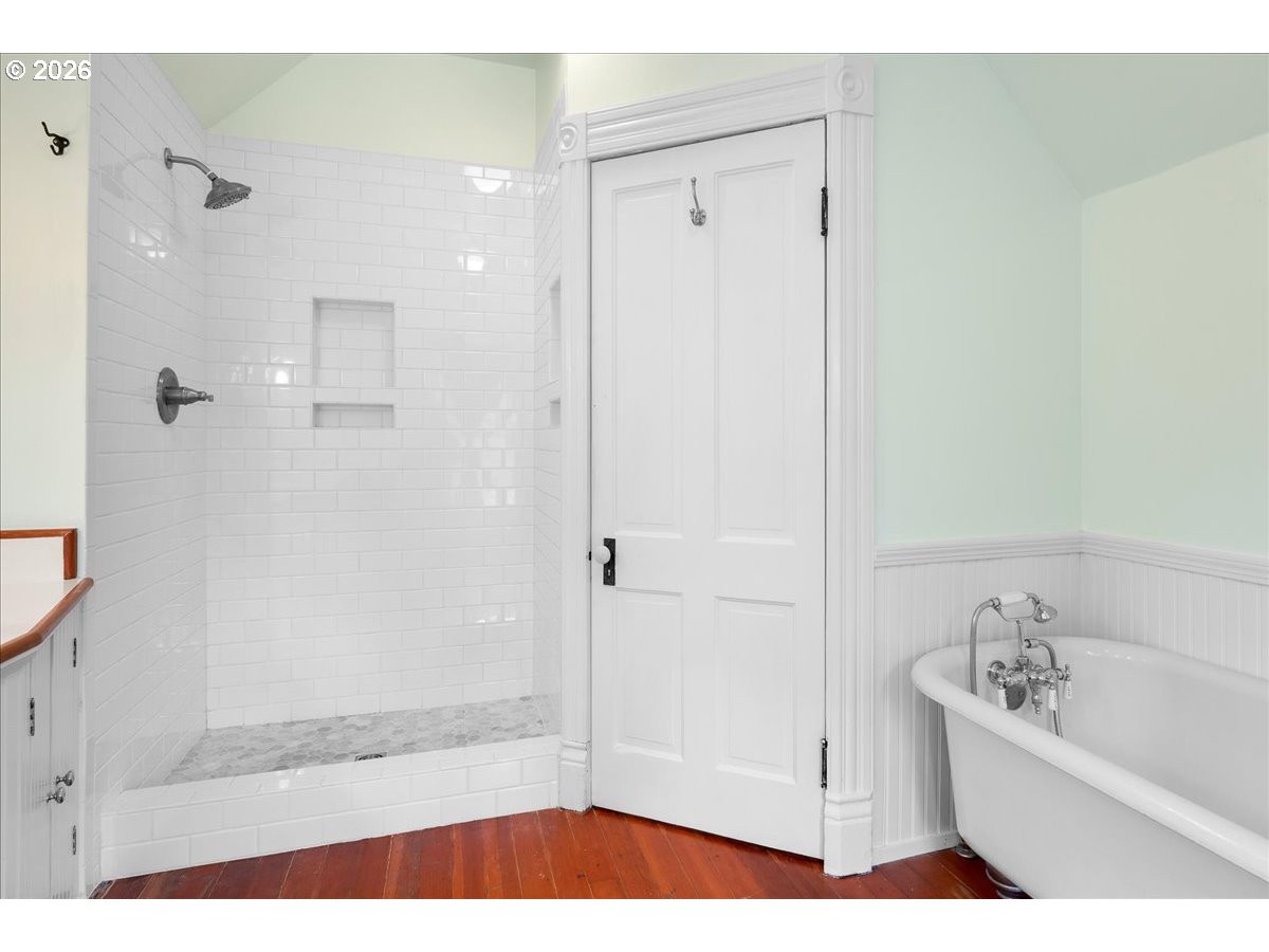 728 6th Avenue Southwest Albany, OR 97321 - Photo 33 of 47 a bathroom with a bathtub and a shower