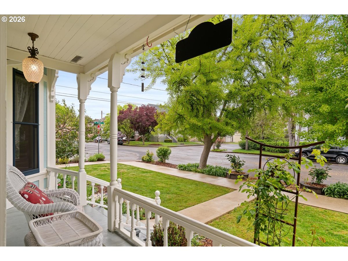 728 6th Avenue Southwest Albany, OR 97321 - Photo 6 of 47 a view of an outdoor space and porch