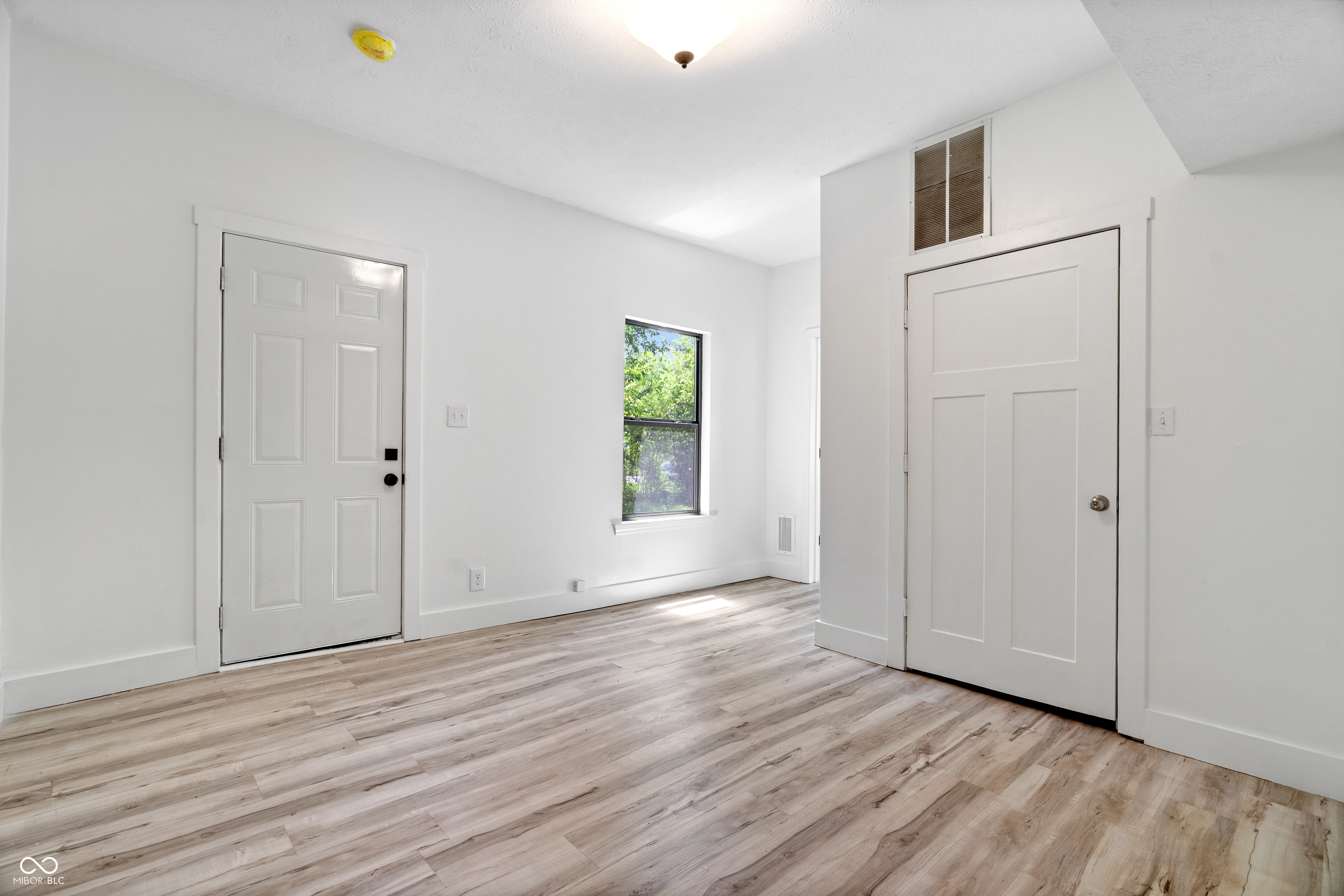 1512 Locust Street Anderson, IN 46016 - Photo 3 of 22
