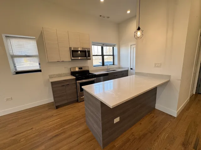 $1,800 | 1303 South California Avenue, Unit 4W, Chicago, IL 60608