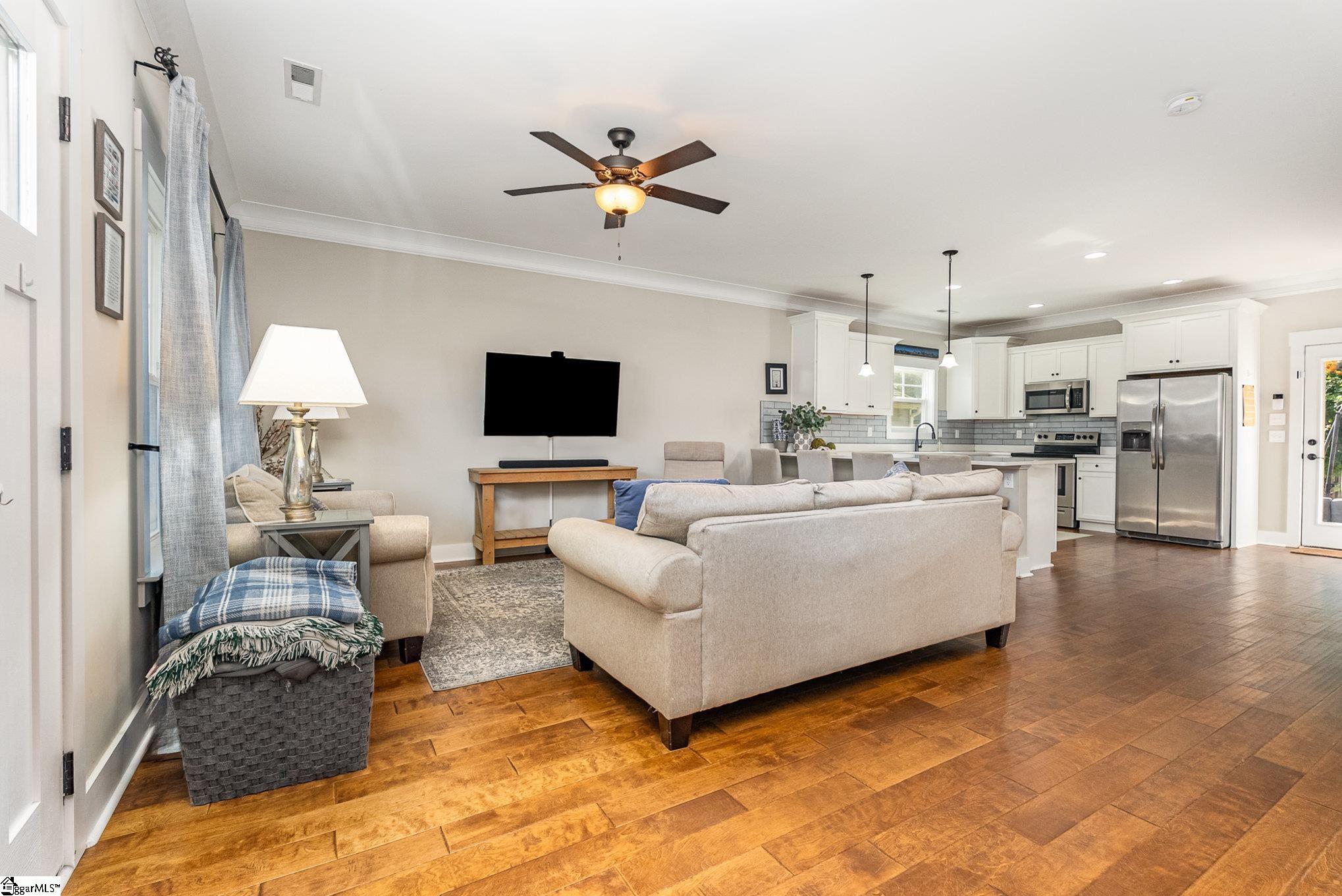 332 Ackley Road Greenville, SC 29607 - Photo 4 of 34