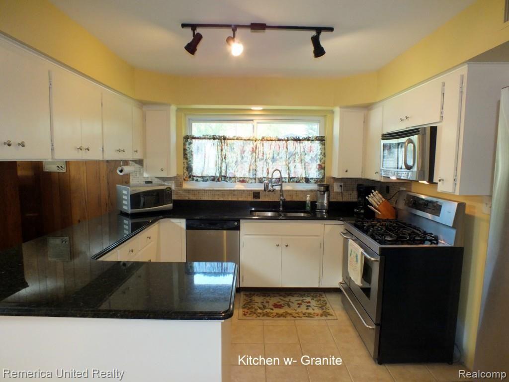 18551 Inkster Road Livonia, MI 48152 - Photo 8 of 30 Kitchen.jpg
