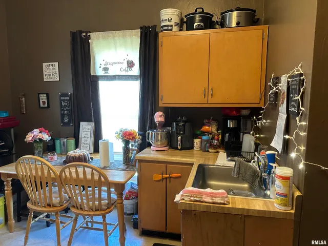 $130,000 | 613 East College Avenue, Unit 4, Jacksonville, IL 62650