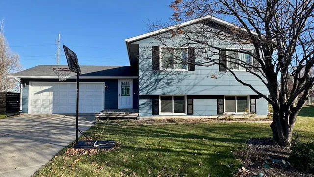 $250,000 | 918 Rensvold Boulevard, Moorhead, MN 56560