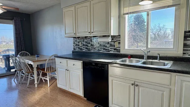 $250,000 | 918 Rensvold Boulevard, Moorhead, MN 56560