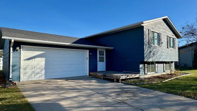 $250,000 | 918 Rensvold Boulevard, Moorhead, MN 56560