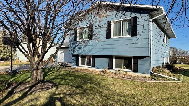 $250,000 | 918 Rensvold Boulevard, Moorhead, MN 56560