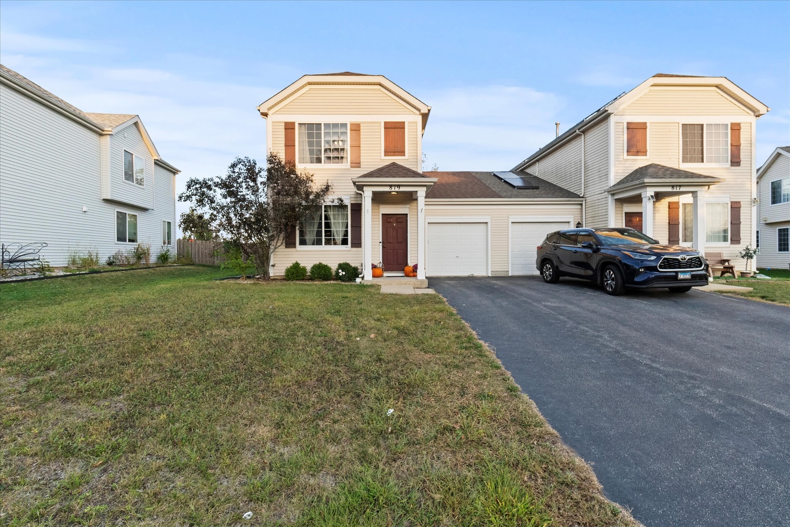 819 Daniel Drive Minooka, IL 60447 - Photo 1 of 33 a front view of a house with a yard