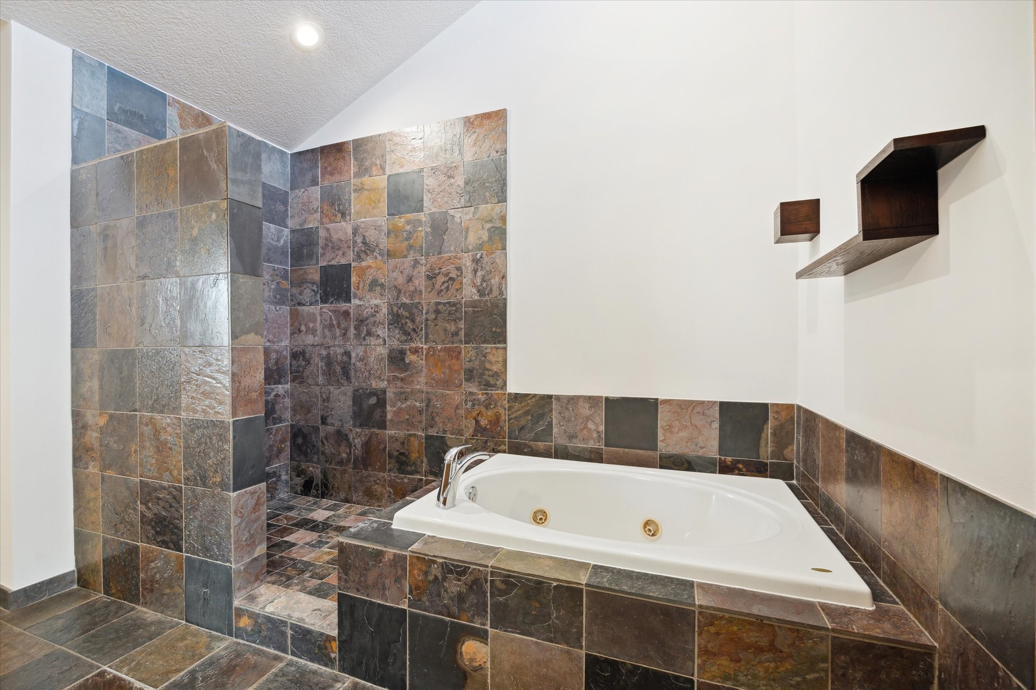 94 Drew Street, Unit C Houston, TX 77006 - Photo 19 of 29 Primary bath features standup shower & relaxing tub.