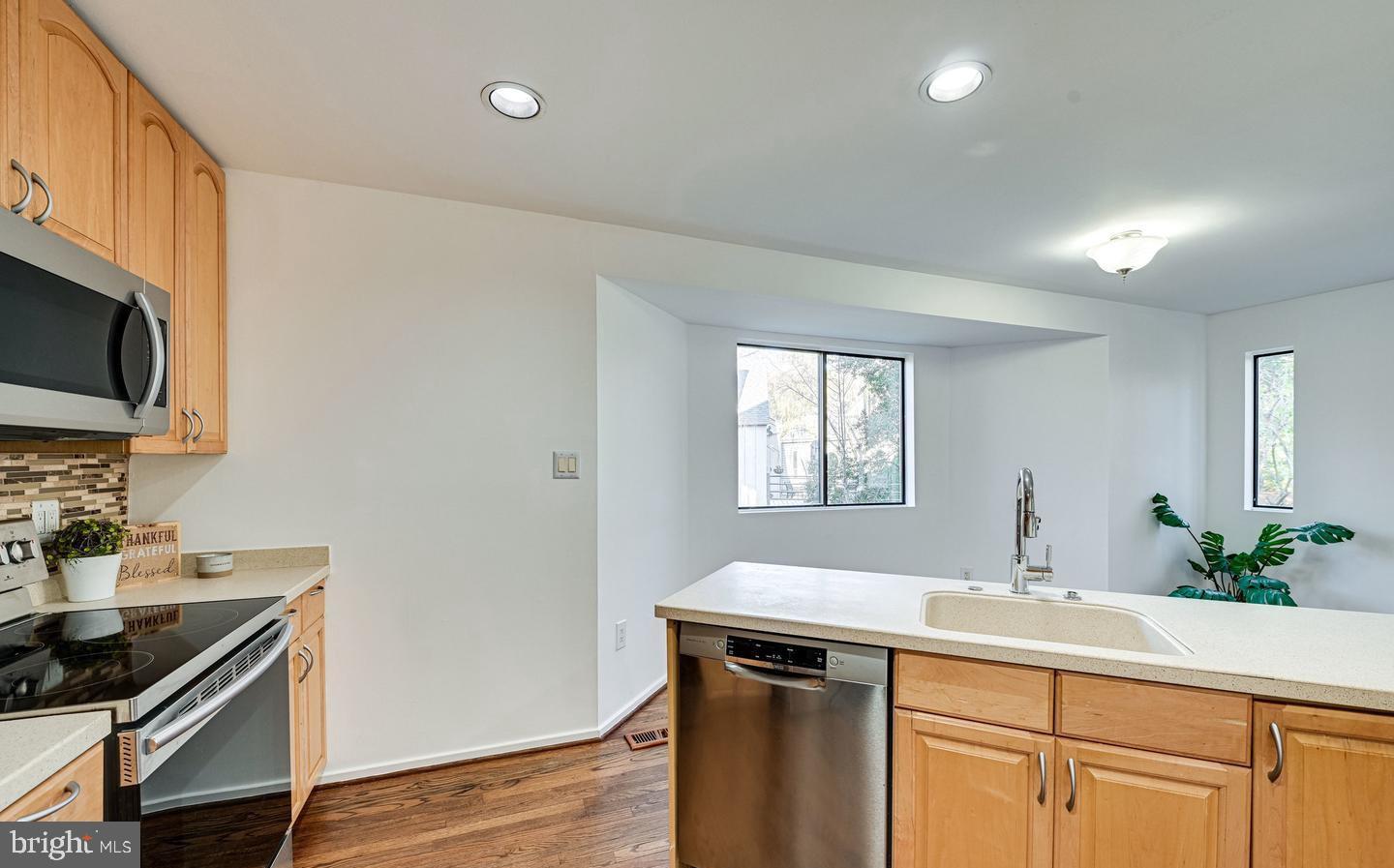 1661 Cedar Hollow Way Reston, VA 20194 - Photo 10 of 25 Island
