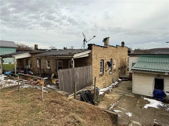 a view of a house with backyard and porch
