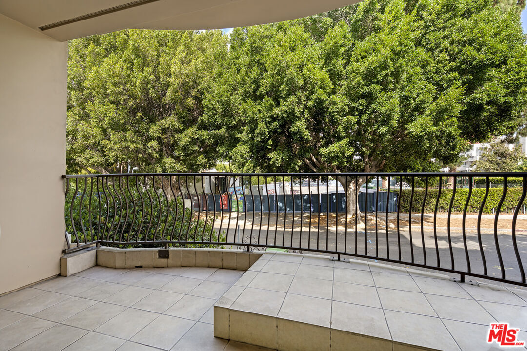 4848 Wilshire Boulevard, Unit 102 Los Angeles, CA 90036 - Photo 12 of 47 a view of a wrought iron fences in front of house