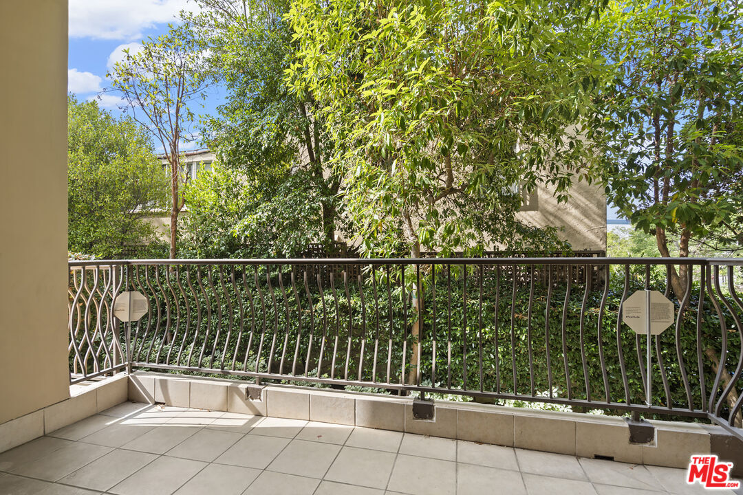 4848 Wilshire Boulevard, Unit 102 Los Angeles, CA 90036 - Photo 13 of 47 a view of a chairs and table on the balcony