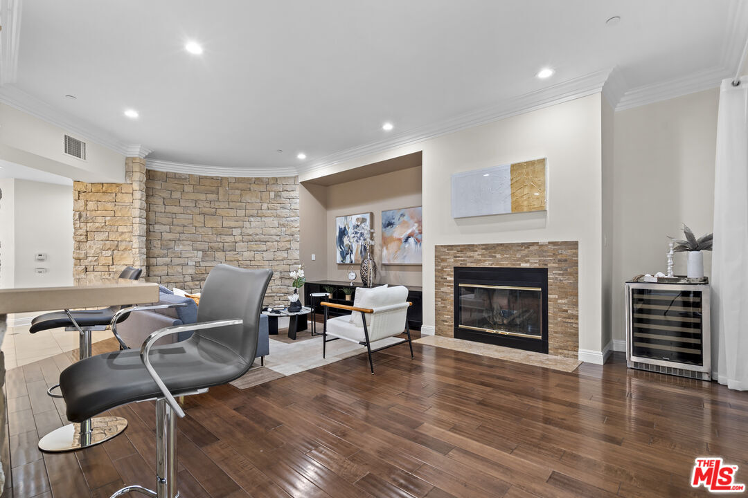 4848 Wilshire Boulevard, Unit 102 Los Angeles, CA 90036 - Photo 16 of 47 a living room with furniture and a fireplace
