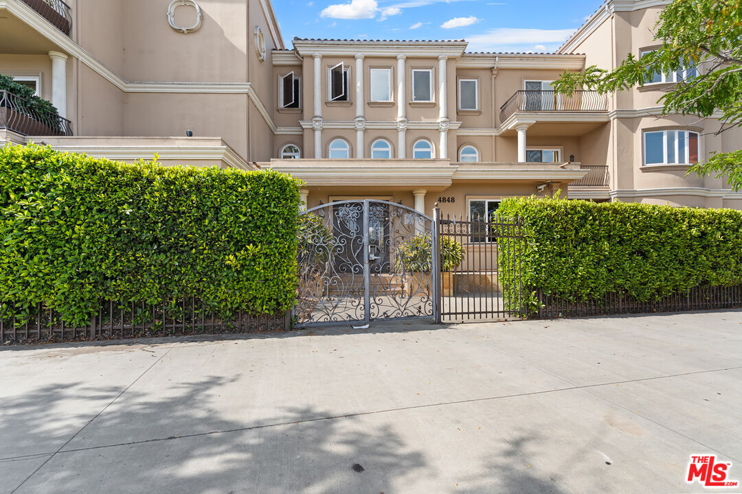 4848 Wilshire Boulevard, Unit 102 Los Angeles, CA 90036 - Photo 2 of 47 a view of a building with a street