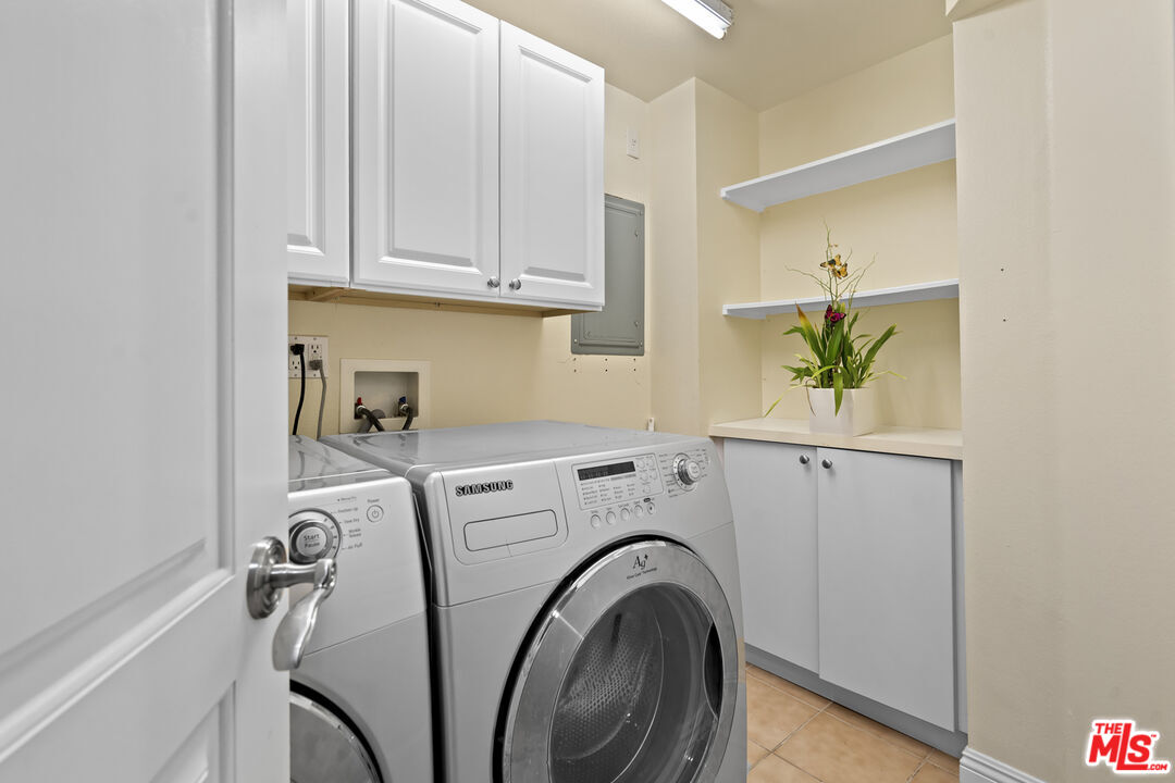 4848 Wilshire Boulevard, Unit 102 Los Angeles, CA 90036 - Photo 24 of 47 a utility room with dryer and washer