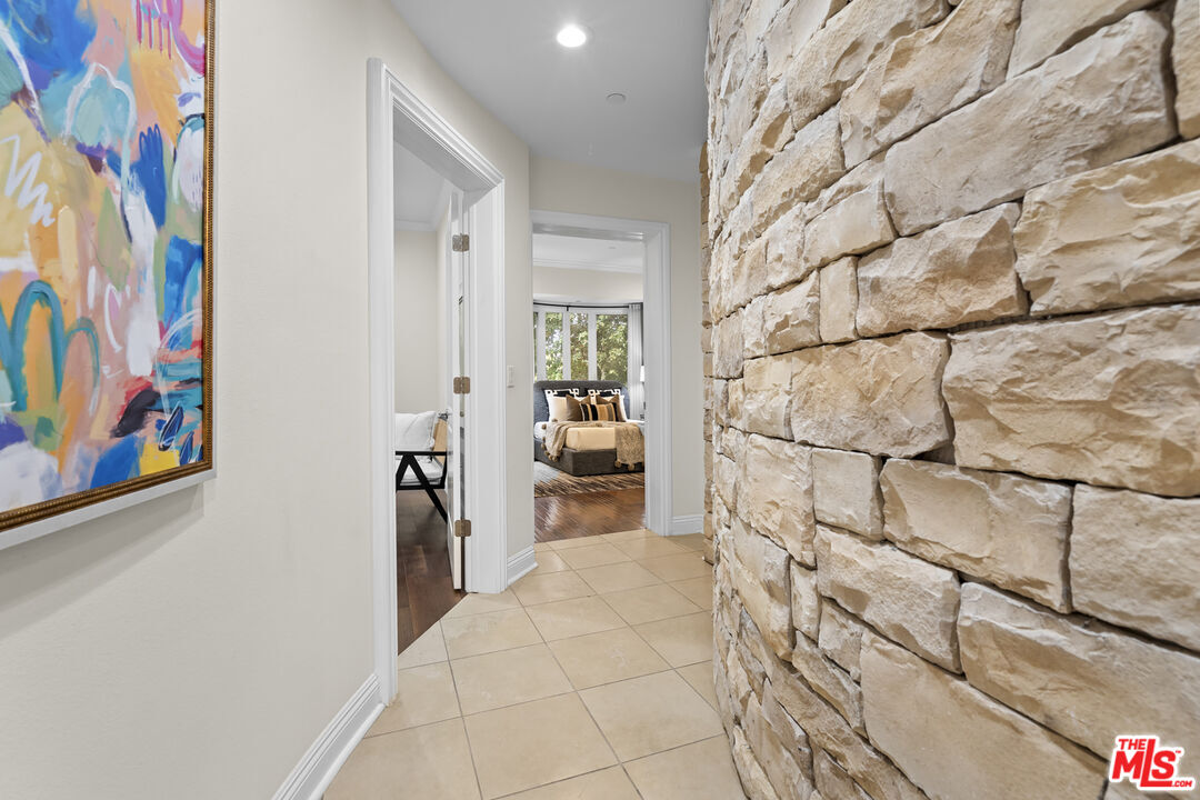 4848 Wilshire Boulevard, Unit 102 Los Angeles, CA 90036 - Photo 25 of 47 a hallway with painting on the wall