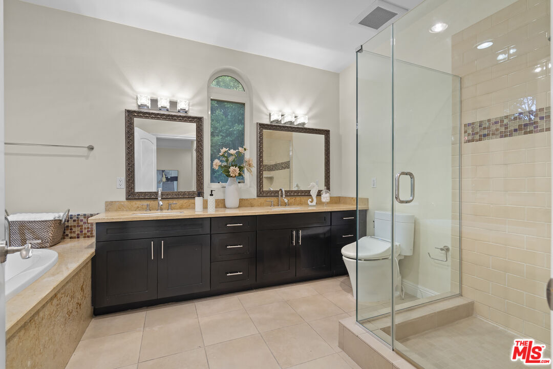 4848 Wilshire Boulevard, Unit 102 Los Angeles, CA 90036 - Photo 30 of 47 a spacious bathroom with a bathtub shower sink mirror and toilet