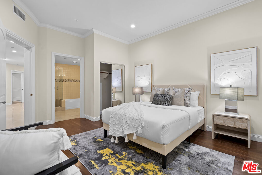 4848 Wilshire Boulevard, Unit 102 Los Angeles, CA 90036 - Photo 34 of 47 a bedroom with a bed and wooden floor