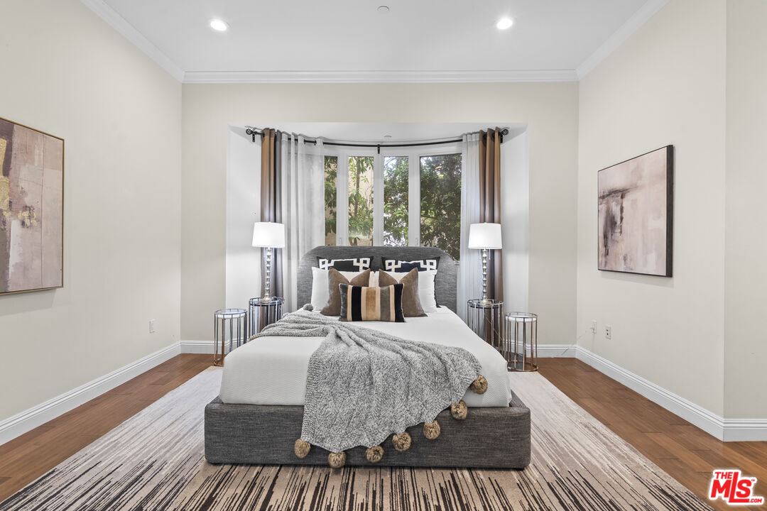 4848 Wilshire Boulevard, Unit 102 Los Angeles, CA 90036 - Photo 35 of 47 a bedroom with a large bed and a table