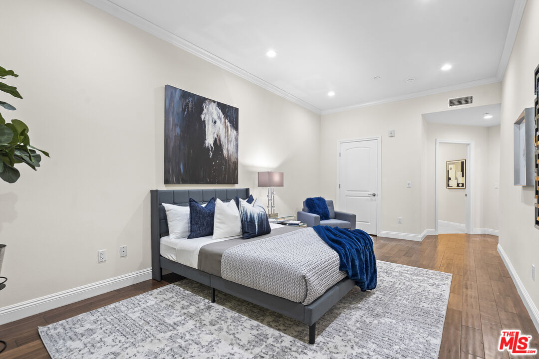 4848 Wilshire Boulevard, Unit 102 Los Angeles, CA 90036 - Photo 38 of 47 a bedroom with bed and a night stand