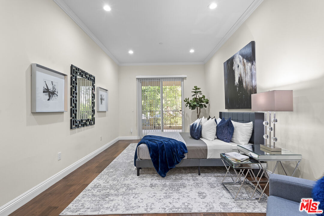 4848 Wilshire Boulevard, Unit 102 Los Angeles, CA 90036 - Photo 39 of 47 a living room with furniture rug and window